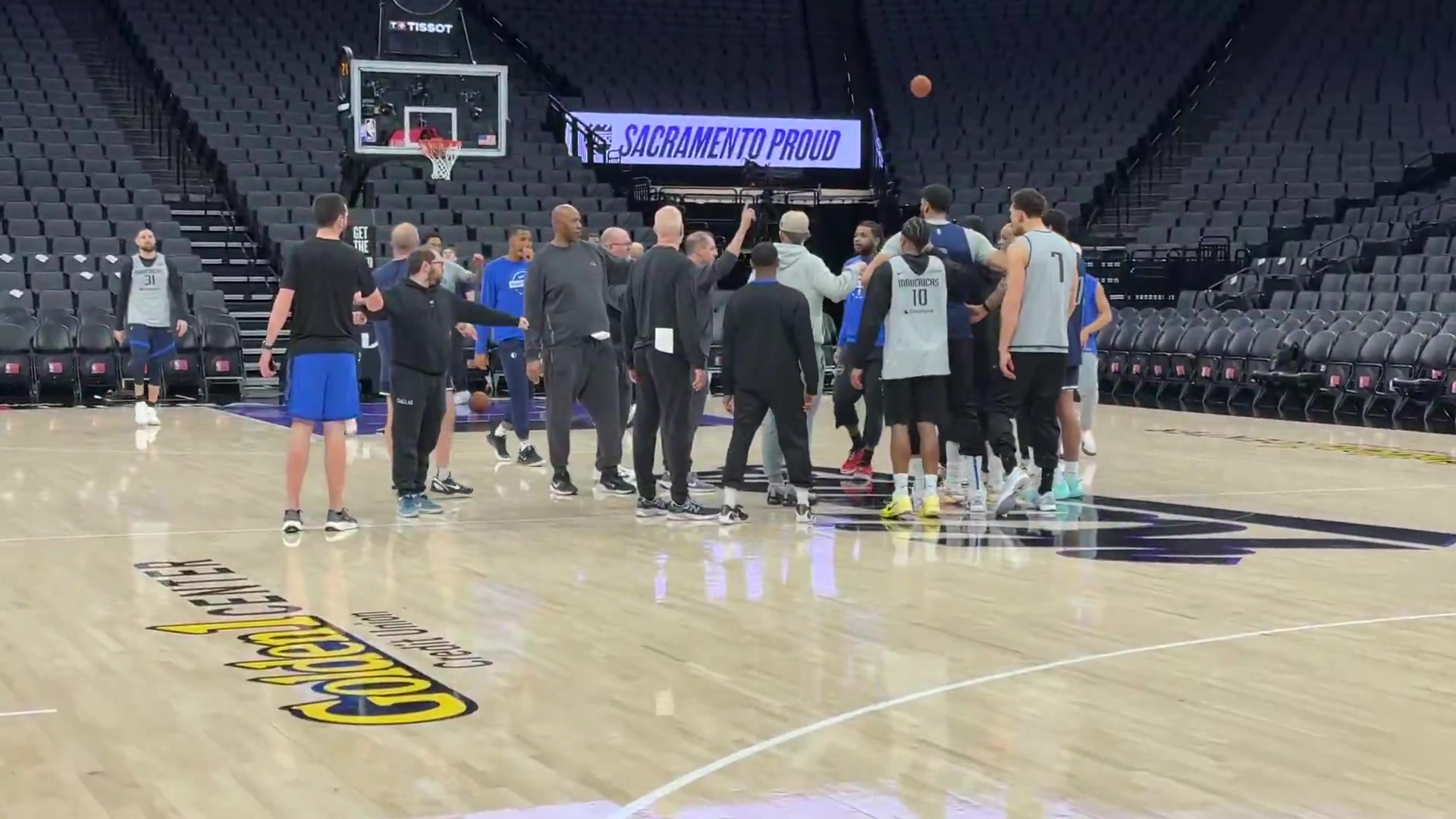 九游个人中心登录-传奇控卫对决😃独行侠训练结束后 欧文和基德进行了一波攻防