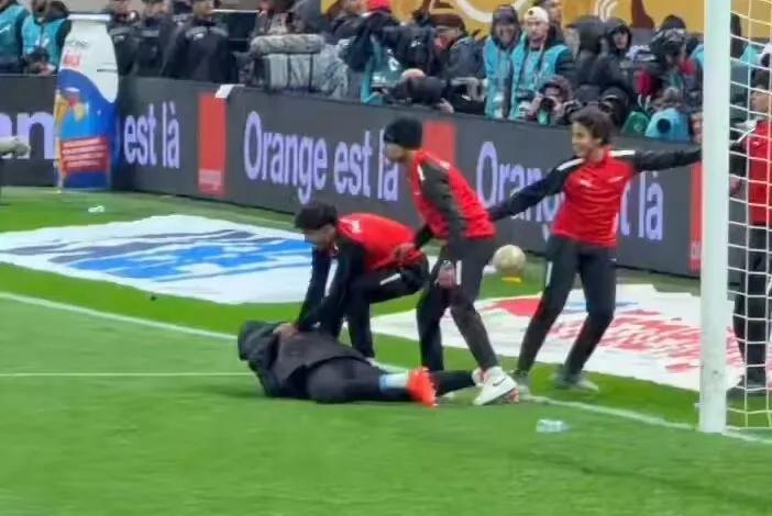 九游app-摩洛哥抢毛巾球员：向所有人真诚道歉，比赛时我情绪过于激动了