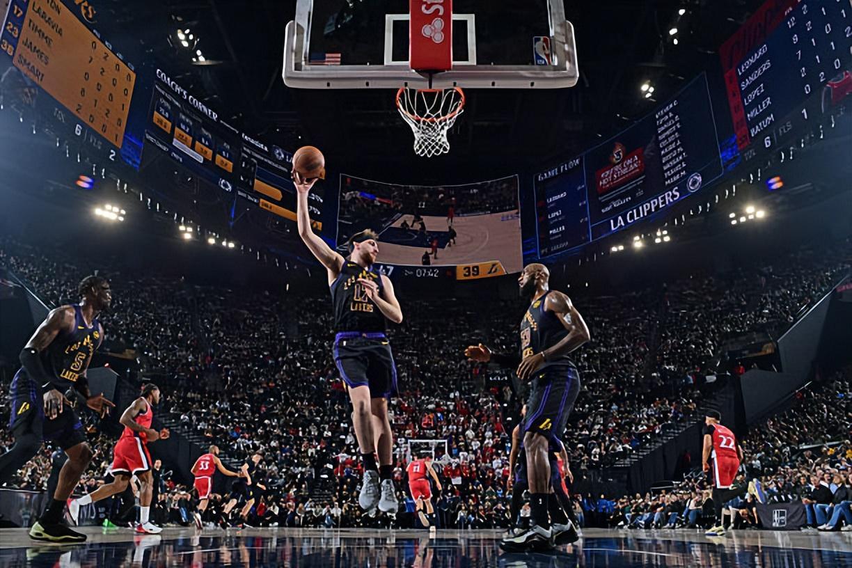 九游下载-强力得分手也球都摸不着！湖人的战术安排实在是令人无法理解？